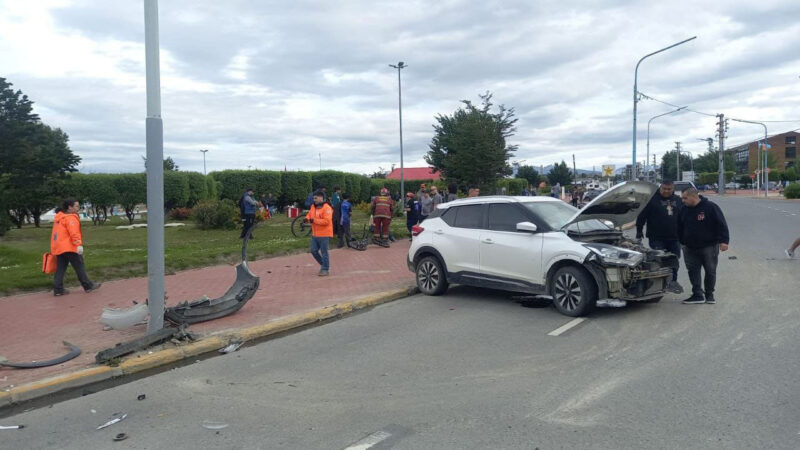 Conductora resultó herida tras chocar contra un poste de alumbrado ...