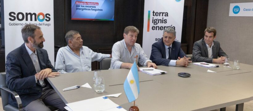 El gobierno de Tierra del Fuego e YPF firmaron la cesión oficial de áreas hidrocarburíferas a la provincia