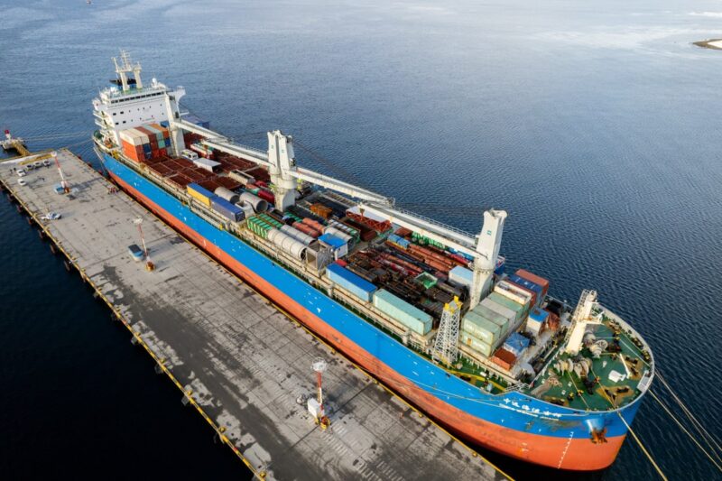 Ayer arribó el barco con las 6200 toneladas de equipamiento