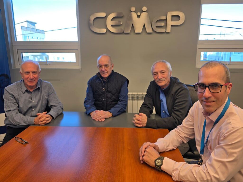 El especialista en terapia intensiva y presidente de la Federación Mundial de Terapia Intensiva, Néstor Raimondi, el médico urólogo Claudio Apóstolo, el propietario Francisco De Bello, y Sebastian De Bello.